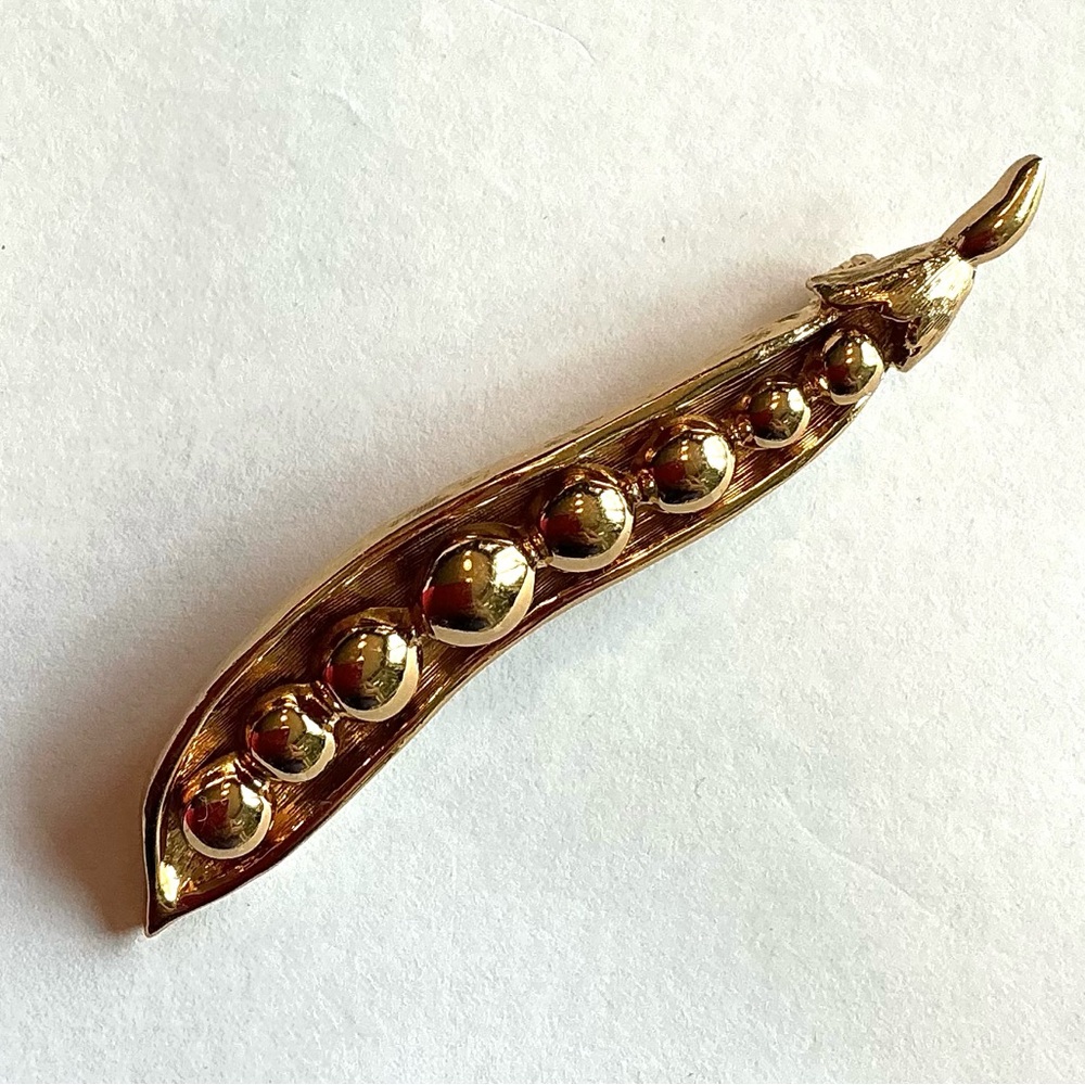 Vintage Monet Elegant Gold Pea Pod Brooch in like new condition